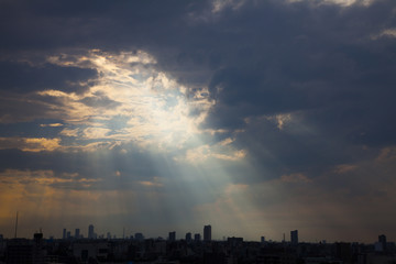 雲間から差し込む光　東京
