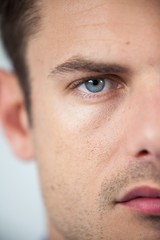 Obraz premium Man wearing contact lens