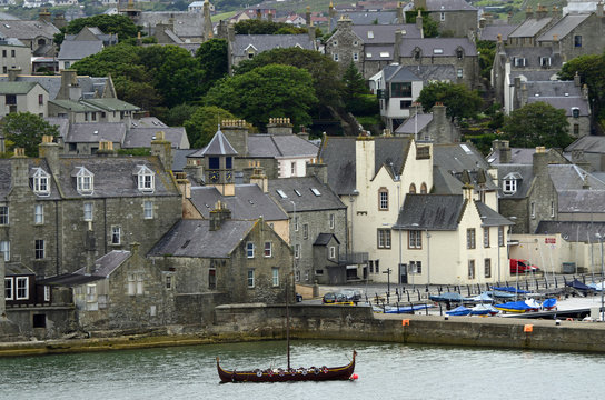 K&uuml;stenfront und Wickingerschiff  in Lerwick, Shetland-Inseln