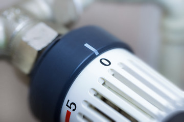 ein Thermostat einer Heizungsanlage ist abgedreht