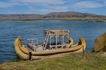 Per&uacute;, Puno, Uros, Titicaca. Vista del lago Titicaca y botes de ca&ntilde;a o caballitos de totora.