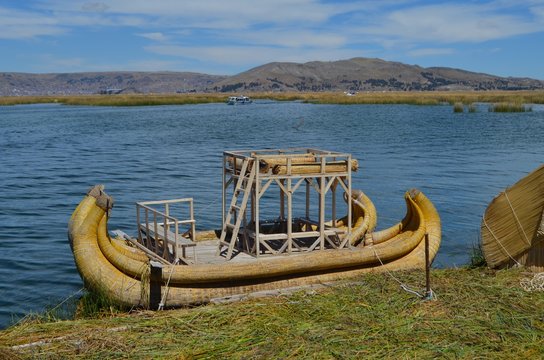 Perú, Puno, Uros, Titicaca. Vista del lago Titicaca y botes de caña o caballitos de totora.