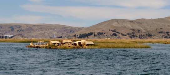 Perú, Peru, Puno,Titicaca,Bolivia. Casas flotantes en el lago Titicaca.