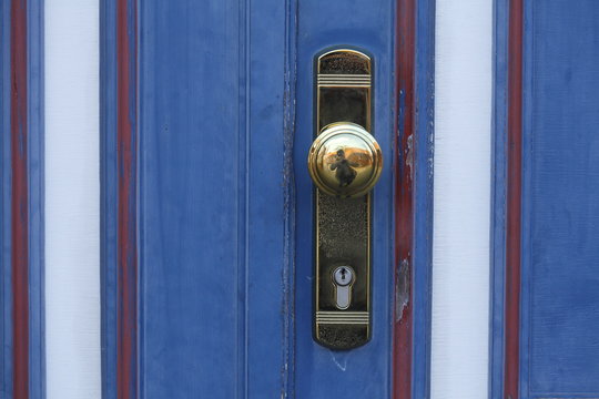 TürKlinke und Türschloß an alter Blauer Holztür