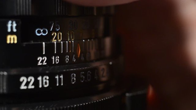Lens comes into focus in real time without sound, no camera movement