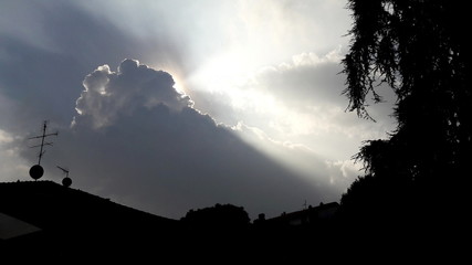 Sole nascosto dietro ad una nuvola - nascita