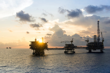 Obraz premium Silhouette of oil rig or platform at oilfield in Malaysia
