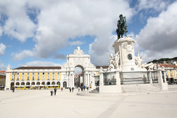 Fototapeta na wymiar Lisbone, perspective sur la place du commerce