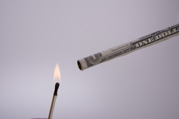 fiamma e sigaretta fatta con un dollaro