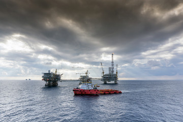 Anchor handling tugboat approaching oil rig

