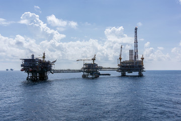 Obraz premium Silhouette of oil rig or platform at oilfield in Malaysia