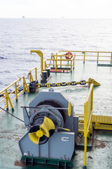 Hydraulic winch for anchor and towing on the bow of a construction barge