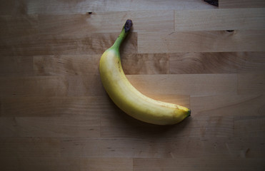 Banan na stole