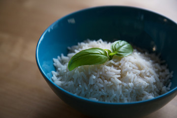 Miseczka ryżu z bazylią