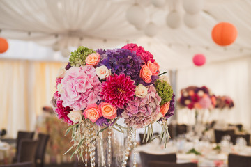 Obraz na płótnie Canvas floral composition on the table at wedding reception