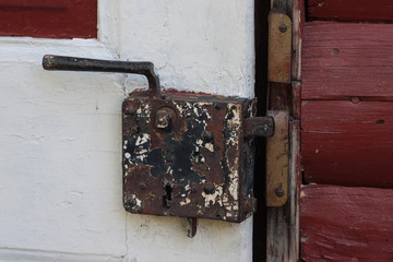 Altes Türschloss an rot-weißer Tür