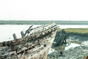 Proa de barco de madera abandonado y roto