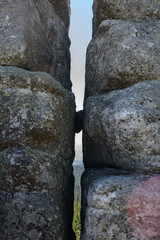 Kleiner Stein zwischen grossen Felsbl&ouml;cken