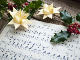 Sehr altes, handgeschriebenes Notenblatt mit Stechpalme und Weihnachtsstern, Weihnachten, xmas 