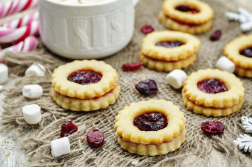 Shortbread cookies with cranberry jam
