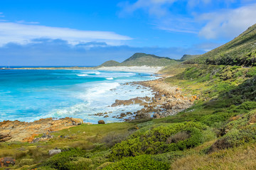 Schilderachtig landschap van de Atlantische kust van Scarborough Beach in de buurt van het dorp Misty Cliffs, Kaapschiereiland in Zuid-Afrika.