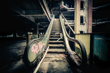 Poster Dramatische weergave van beschadigde roltrappen in verlaten gebouw. Apocalyptisch en kwaad concept © PerfectLazybones