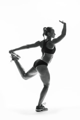 Fitness młoda kobieta w sporcie nosić robienie ćwiczeń fitness aerobik - 124287987