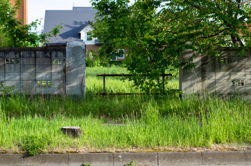 古びた門 © ookinate23