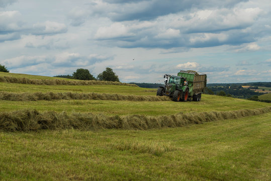 Traktor mit Ladewagen