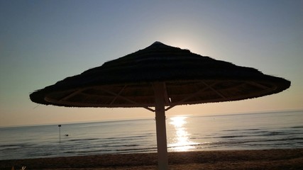 sagoma di ombrellone in riva al mare