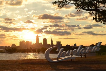 Sunrise over Cleveland sign and skyline at Lake Erie Edgewater park - obrazy, fototapety, plakaty