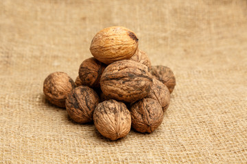 Грецкие орехи горкой