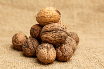 Грецкие орехи горкой