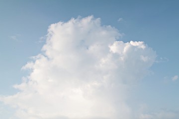 Obraz premium Blue sky background with white cloud, white cloud in the blue sky 