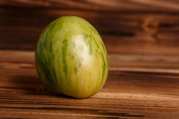 Зелёные томаты на деревянной доске