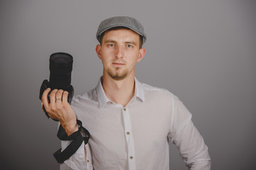 Naklejka premium Young man using a professional camera