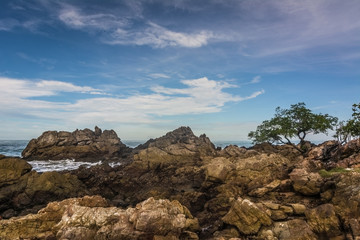 Fototapeta na wymiar The beautiful seaside rocks at Kung Wiman, Chanthaburi, Thailand. 