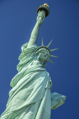 Fototapeta premium Statue of Liberty in front of blue sky, Liberty Island, New York City, USA
