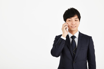 スマートフォンを使うビジネスマン