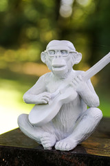 Schimpanse spielt Gitarre