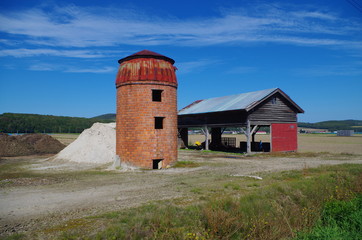 Fototapeta premium サイロと古い小屋