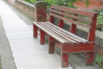 Fototapeta na wymiar red bench