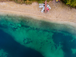 Luftbild See mit Steg an Kieselstrand und Ruderboote