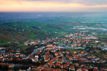 Obraz premium Aerial view of San Marino at night