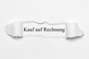Kauf auf Rechnung auf weißen gerissenen Papier