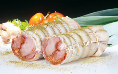 Spanferkel Braten mit Gemüse auf Glasplatte