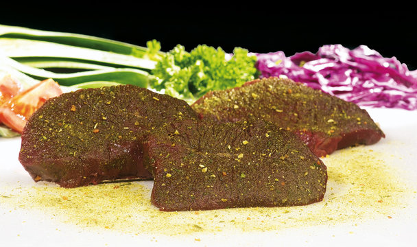 Hirschsteaks Hirschfleisch mit Gem&uuml;se auf Glasplatte