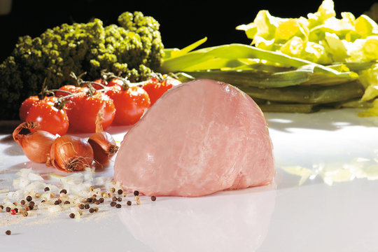 Schweine Nuss Fleisch Stück mit Gemüse auf Glasplatte