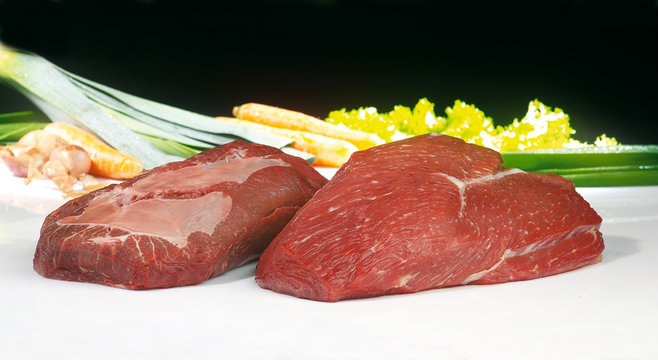 Bugbraten mit Gem&uuml;se auf Glasplatte