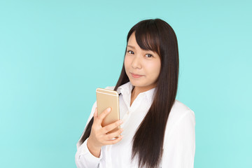 スマートフォンを持つ女性